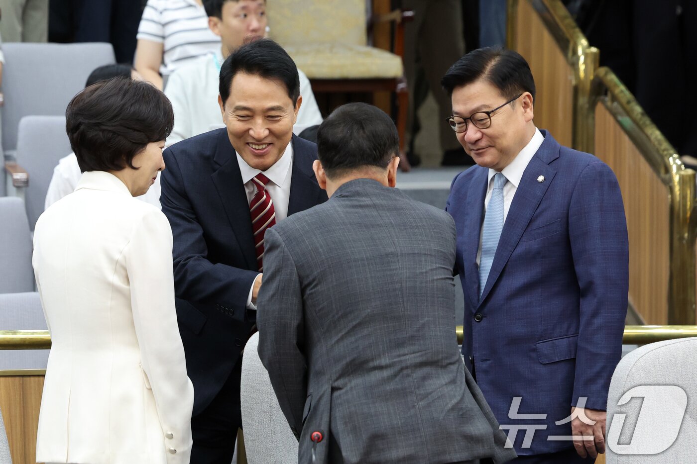 본문 이미지 - 정점식 국민의힘 원내대표와 오세훈 서울시장이 14일 오전 서울 여의도 국회에서 열린 원내대책회의에서 의원들과 인사를 나누고 있다. 2026.8.14 ⓒ 뉴스1 황기선 기자