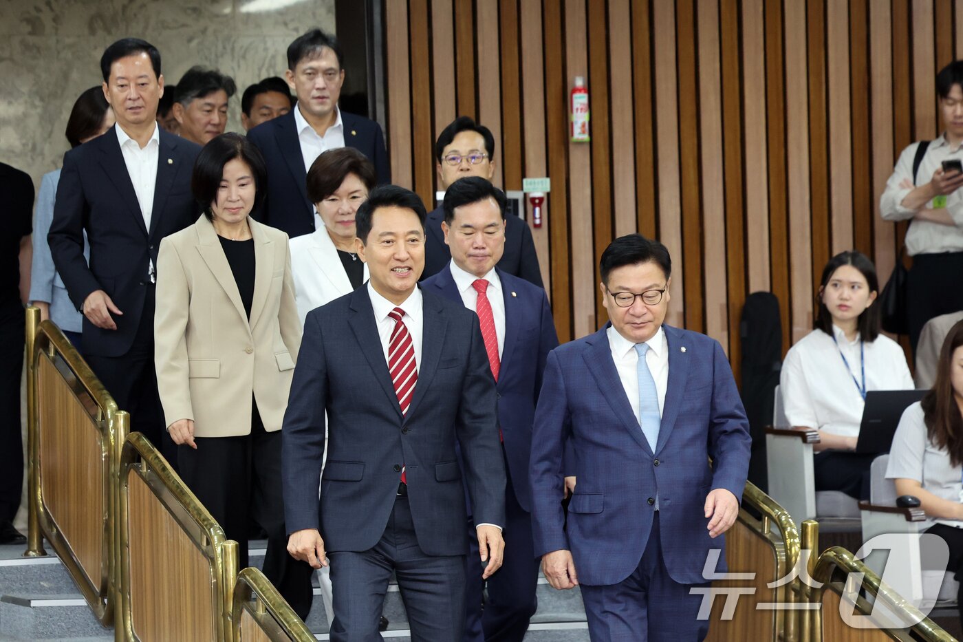 본문 이미지 - 정점식 국민의힘 원내대표와 오세훈 서울시장이 14일 오전 서울 여의도 국회에서 열린 원내대책회의에 참석하고 있다. 2026.8.14 ⓒ 뉴스1 황기선 기자
