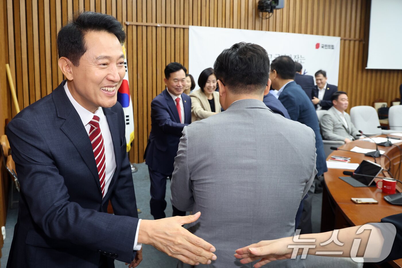 본문 이미지 - 오세훈 서울시장이 14일 오전 서울 여의도 국회에서 열린 국민의힘 원내대책회의에서 의원들과 인사를 나누고 있다. 2026.8.14 ⓒ 뉴스1 황기선 기자