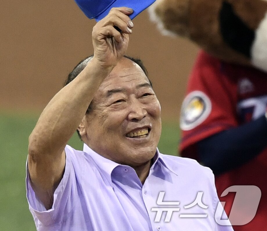 본문 이미지 - 한국프로야구 유일한 4할 타자인 백인천 전 감독이 14일 오전 뇌경색 악화로 별세했다. 향년 83세. 사진은 백 전 감독이 지난 2016년 7월 16일 서울 구로구 고척스카이돔에서 열린 '2016 KB0 리그 올스타전' 나눔 올스타대 드림 올스타의 경기에 앞서 인사하는 모습. (뉴스1 DB) 2026.8.14 ⓒ 뉴스1
