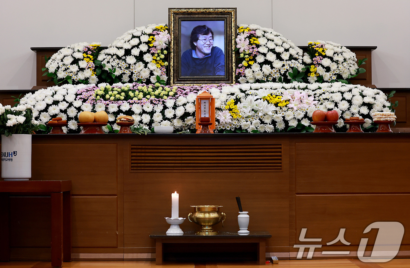 (서울=뉴스1) 사진공동취재단 = 14일 서울 종로구 서울대학교병원 장례식장에 고(故) 안판석 감독의 빈소가 마련돼 있다.고인은 지난달 뇌출혈로 쓰러져 입원 치료를 받아왔으나 끝내 …