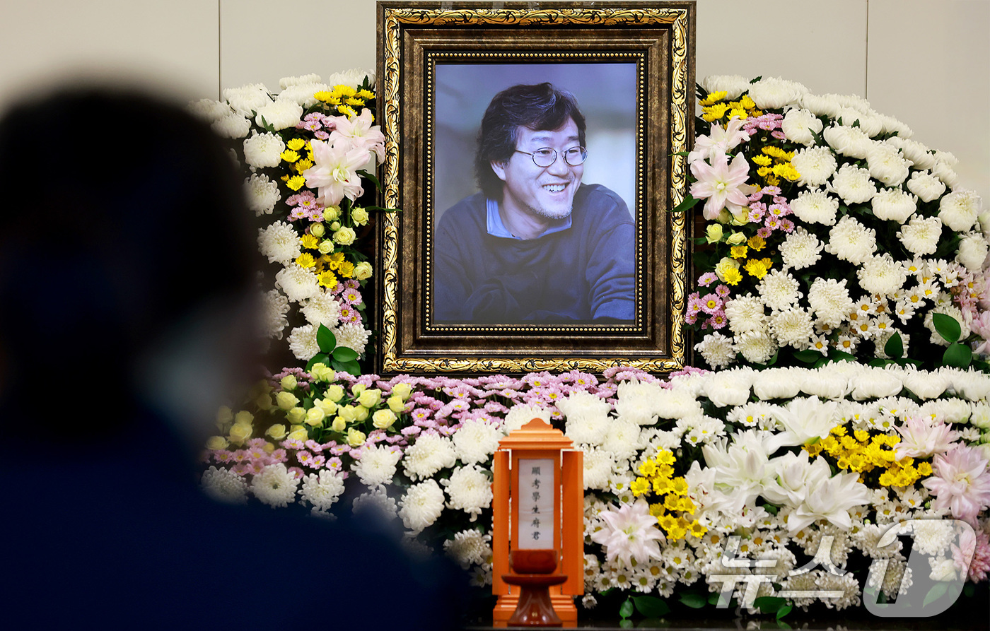 (서울=뉴스1) 사진공동취재단 = 14일 서울 종로구 서울대학교병원 장례식장에 고(故) 안판석 감독의 빈소가 마련돼 있다.고인은 지난달 뇌출혈로 쓰러져 입원 치료를 받아왔으나 끝내 …