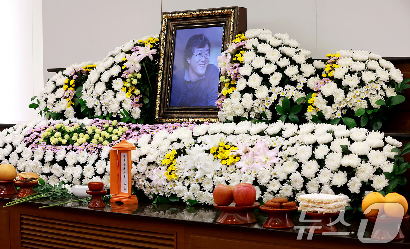 (서울=뉴스1) 사진공동취재단 = 14일 서울 종로구 서울대학교병원 장례식장에 고(故) 안판석 감독의 빈소가 마련돼 있다.고인은 지난달 뇌출혈로 쓰러져 입원 치료를 받아왔으나 끝내 …