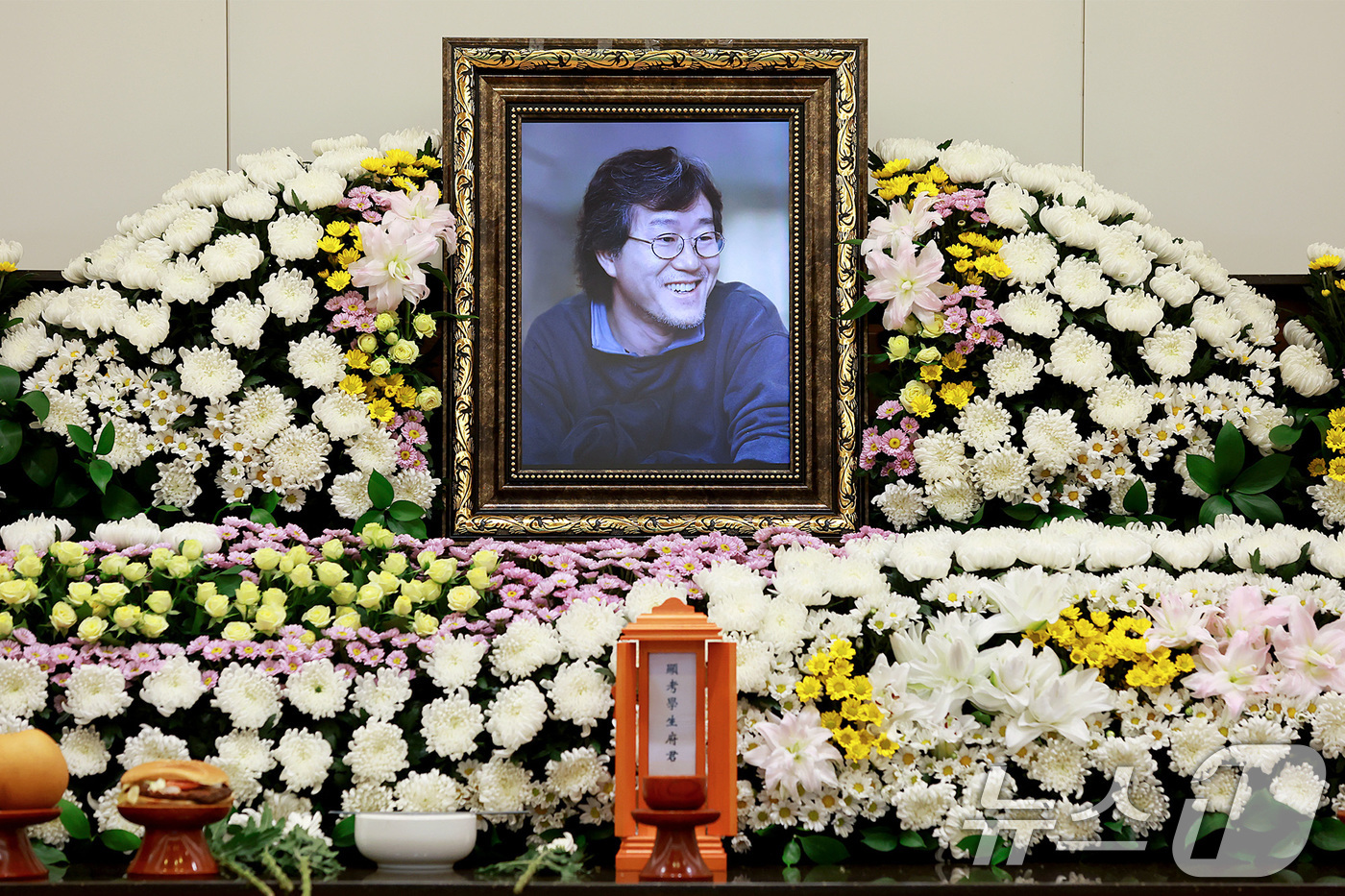 (서울=뉴스1) 사진공동취재단 = 14일 서울 종로구 서울대학교병원 장례식장에 고(故) 안판석 감독의 빈소가 마련돼 있다.고인은 지난달 뇌출혈로 쓰러져 입원 치료를 받아왔으나 끝내 …