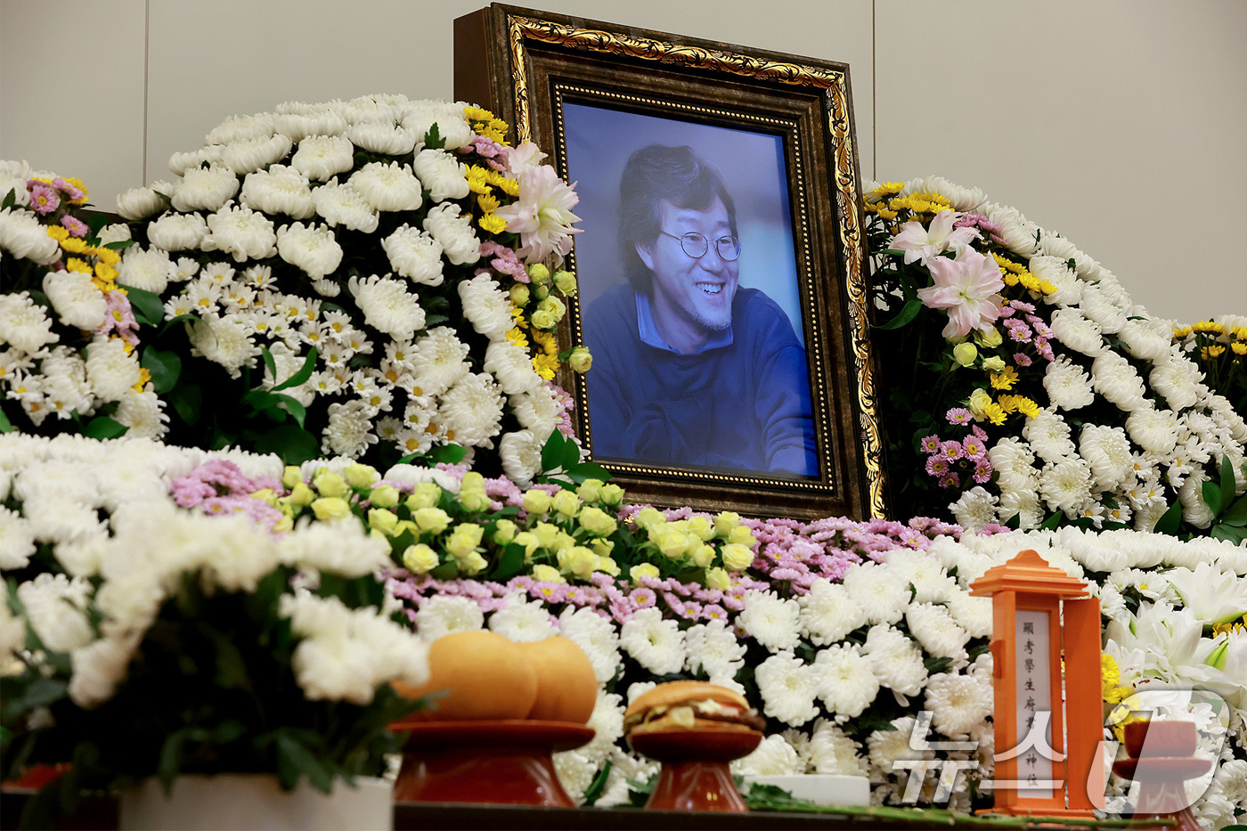 (서울=뉴스1) 사진공동취재단 = 14일 서울 종로구 서울대학교병원 장례식장에 고(故) 안판석 감독의 빈소가 마련돼 있다.고인은 지난달 뇌출혈로 쓰러져 입원 치료를 받아왔으나 끝내 …