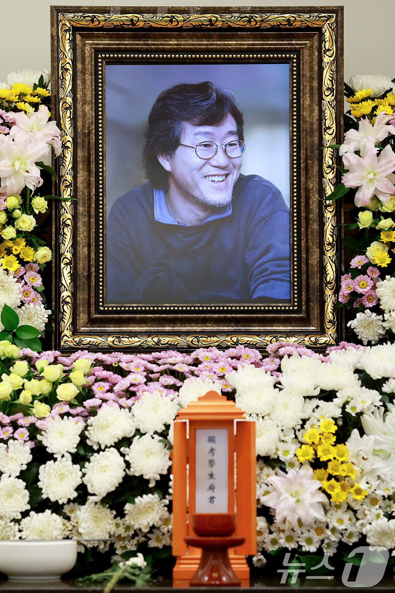 (서울=뉴스1) 사진공동취재단 = 14일 서울 종로구 서울대학교병원 장례식장에 고(故) 안판석 감독의 빈소가 마련돼 있다.고인은 지난달 뇌출혈로 쓰러져 입원 치료를 받아왔으나 끝내 …