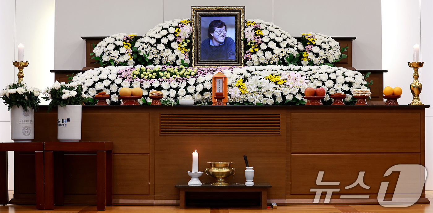 (서울=뉴스1) 사진공동취재단 = 14일 서울 종로구 서울대학교병원 장례식장에 고(故) 안판석 감독의 빈소가 마련돼 있다.고인은 지난달 뇌출혈로 쓰러져 입원 치료를 받아왔으나 끝내 …