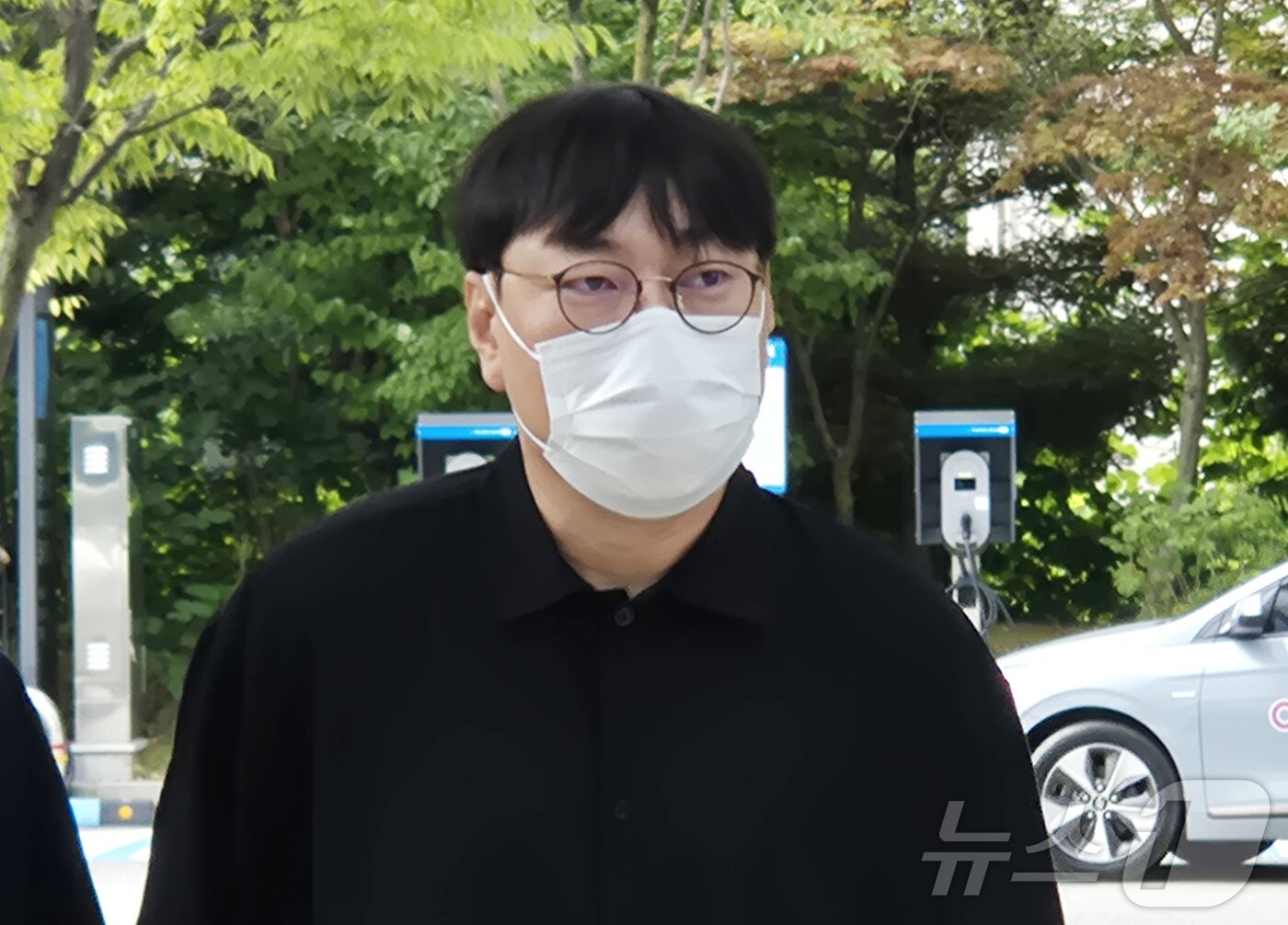 본문 이미지 - 개그맨 이진호가 14일 수원지법 여주지원에서 열린 음주운전 및 불법도박 혐의 사건 첫 공판에 출석하고 있다. 2026.8.14 ⓒ 뉴스1 양희문 기자