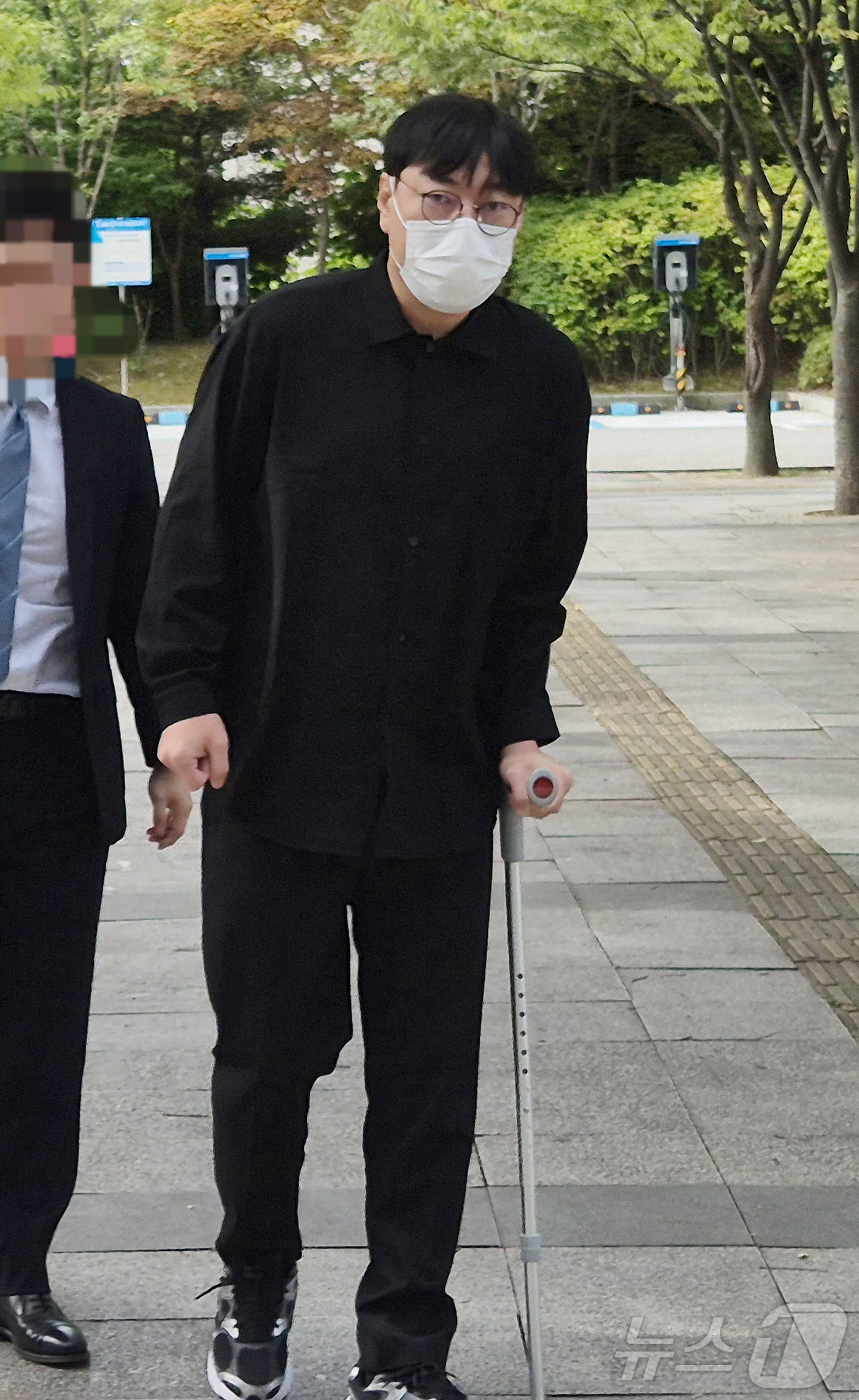 (여주=뉴스1) 양희문 기자 = 개그맨 이진호가 14일 수원지법 여주지원에서 열린 음주운전 및 불법도박 혐의 사건 첫 공판에 출석하고 있다. 2026.8.14/뉴스1
