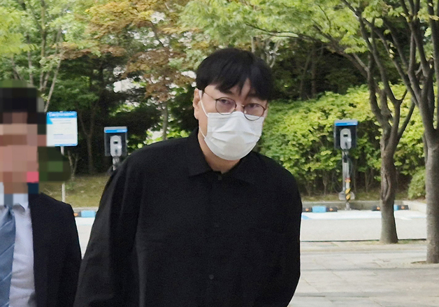 '도박·음주운전' 이진호, 뇌출혈 후 목발 짚고 결심공판 출석…2년 구형(종합)