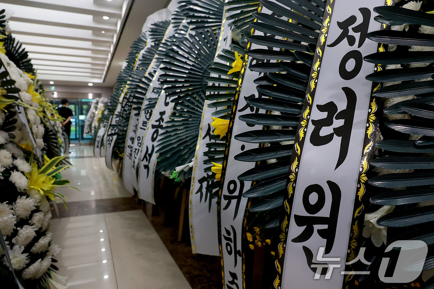 (서울=뉴스1) 사진공동취재단 = 14일 서울 종로구 서울대학교병원 장례식장에 마련된 고(故) 안판석 감독의 빈소 앞에 근조화환이 놓여 있다.고인은 지난달 뇌출혈로 쓰러져 입원 치 …
