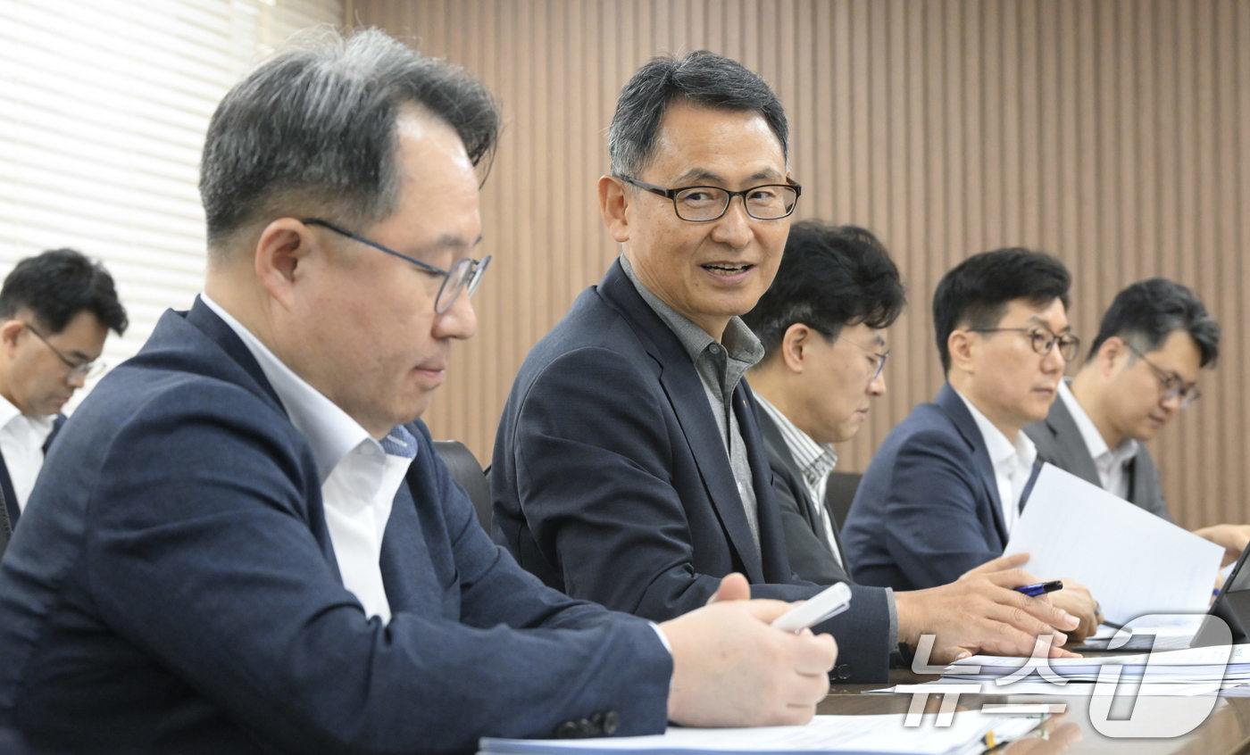 (서울=뉴스1) = 허장 재정경제부 차관이 14일 서울 중구 은행회관에서 '외환건전성협의회 겸 MSCI TF 회의'를 주재하고 있다. (재정경제부 제공. 재판매 및 DB금지) 20 …