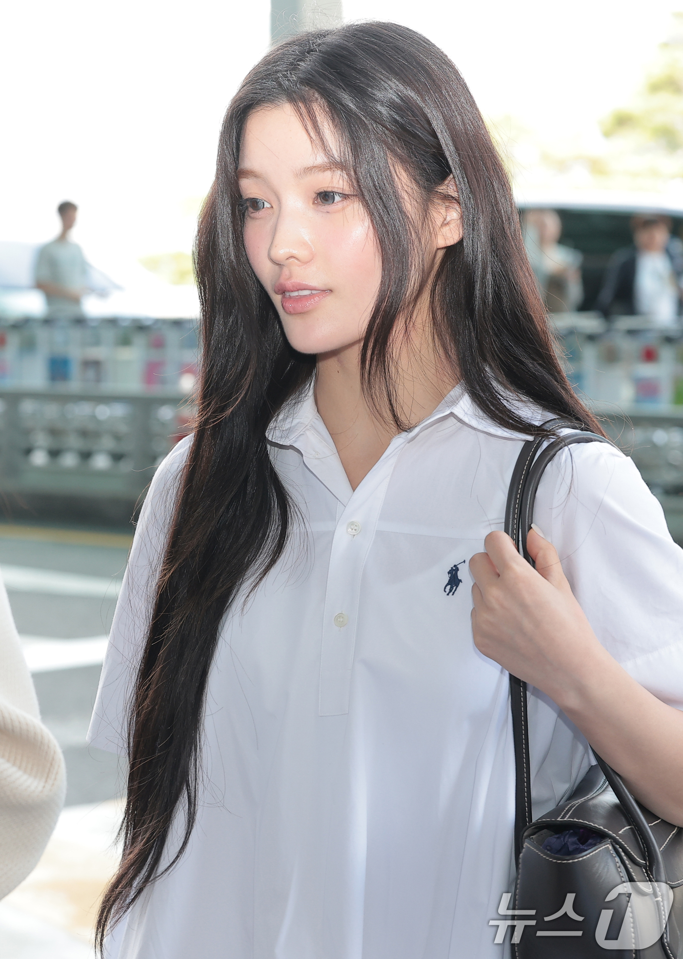 (인천공항=뉴스1) 권현진 기자 = 아일릿 이로하가 해외 일정을 위해 14일 인천국제공항 2터미널을 통해 미국으로 출국하고 있다. 2026.8.14/뉴스1