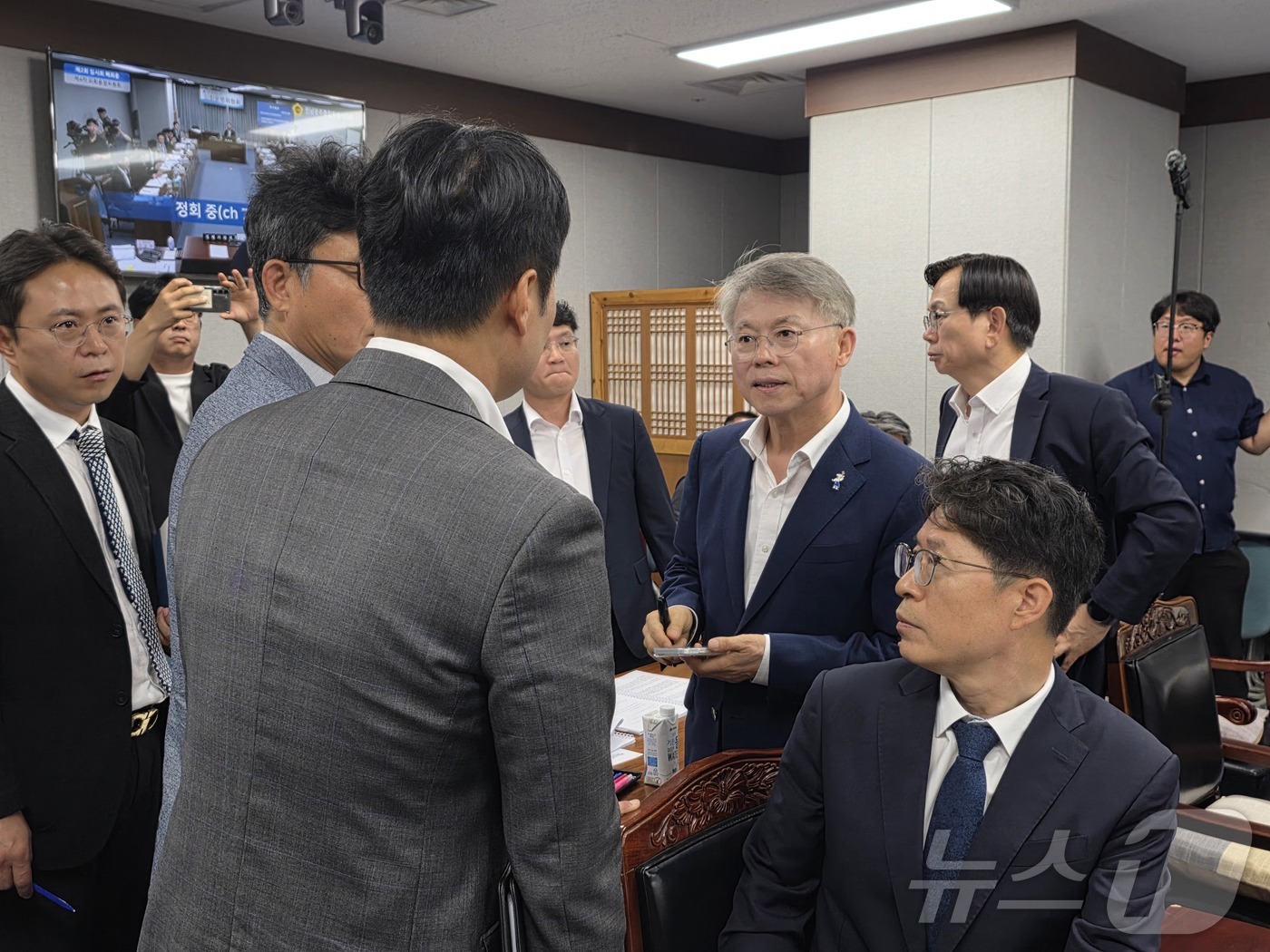 (무안=뉴스1) 서충섭 기자 = 민형배 전남광주통합특별시장이 14일 전남광주통합특별시의회 제2회 임시회 폐회중 4차 운영위 회의에 출석해 질의응답을 하던 중 질의가 길어지자 기차 …
