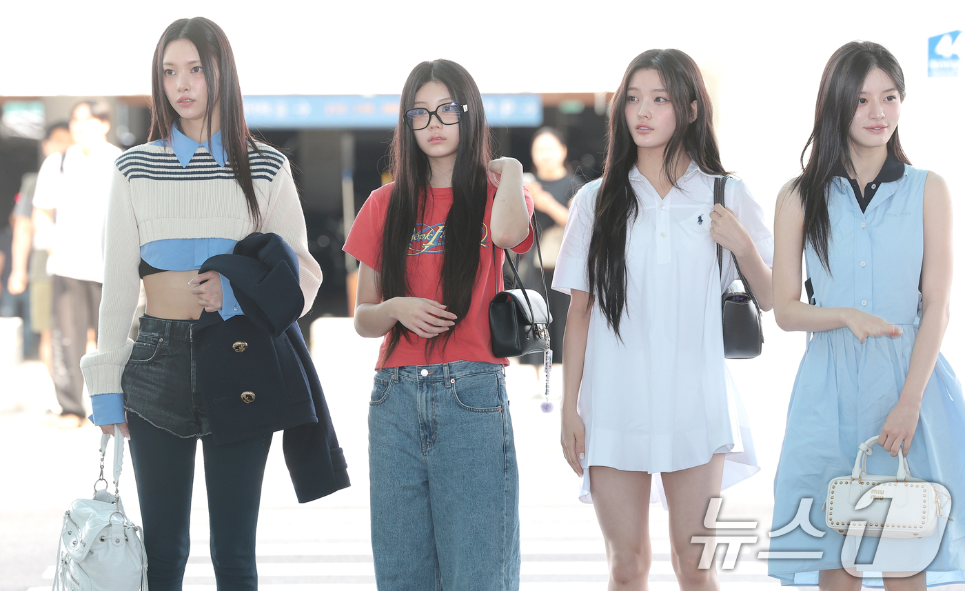 (인천공항=뉴스1) 권현진 기자 = 아일릿 윤아(왼쪽부터)와 원희, 이로하, 민주가 해외 일정을 위해 14일 인천국제공항 2터미널을 통해 미국으로 출국하고 있다. 2026.8.14 …