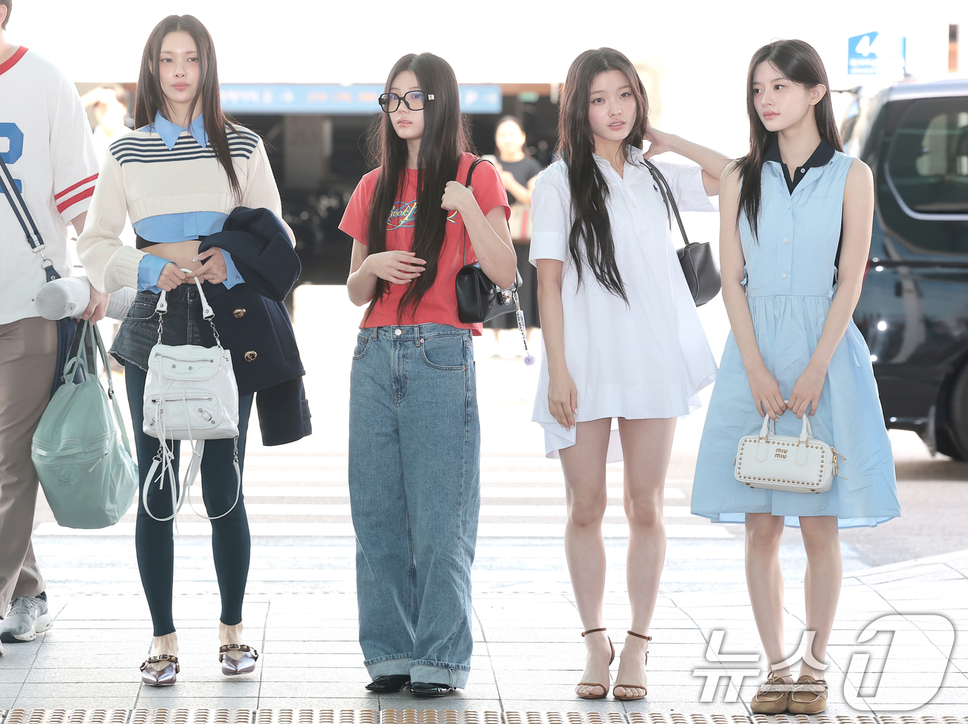 (인천공항=뉴스1) 권현진 기자 = 아일릿 윤아(왼쪽부터)와 원희, 이로하, 민주가 해외 일정을 위해 14일 인천국제공항 2터미널을 통해 미국으로 출국하고 있다. 2026.8.14 …