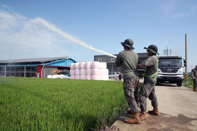 軍, 경상·전남 가뭄에 급수차 115대 지원…육해공·해병대 총동원