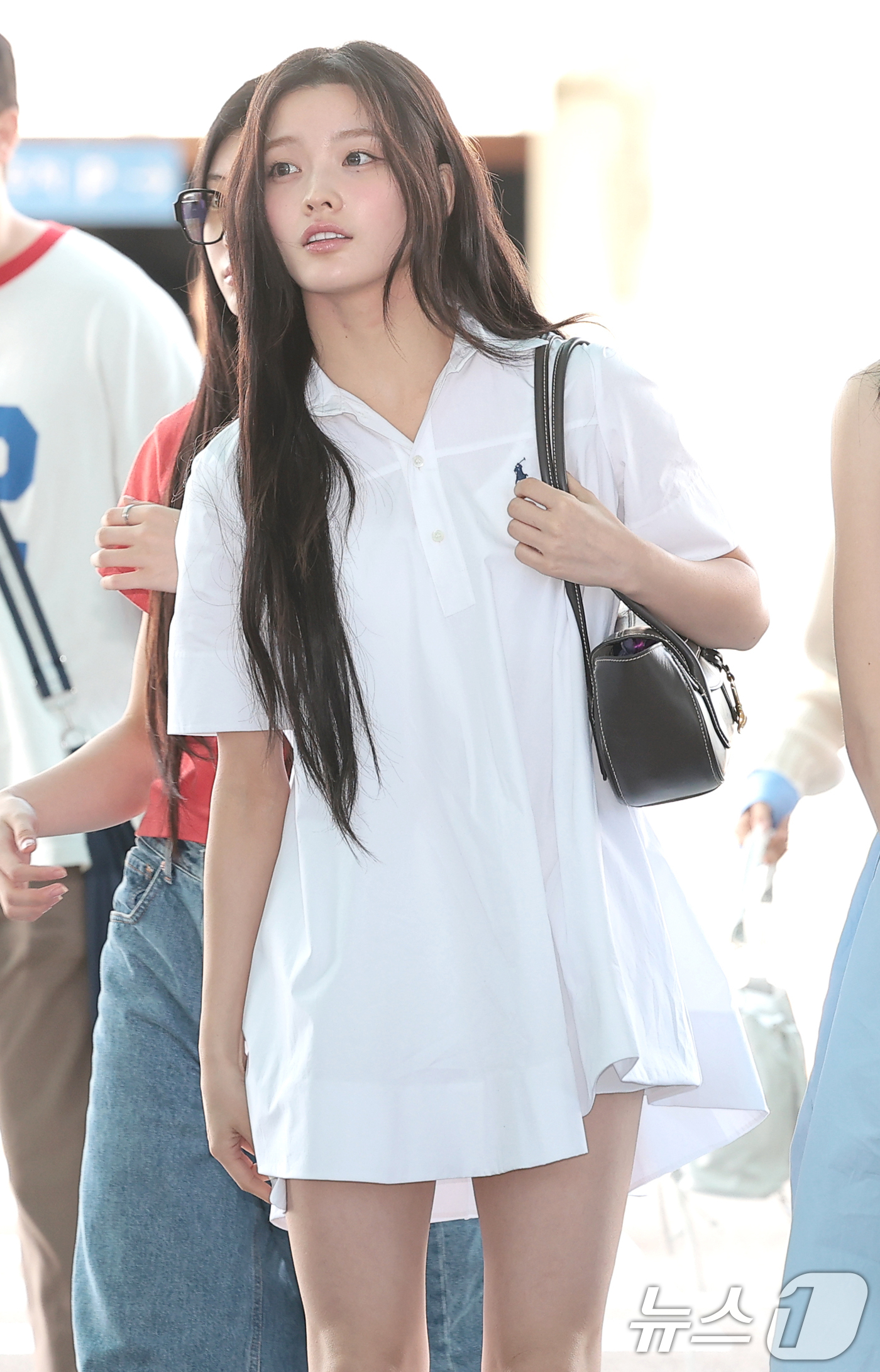 (인천공항=뉴스1) 권현진 기자 = 아일릿 이로하가 해외 일정을 위해 14일 인천국제공항 2터미널을 통해 미국으로 출국하고 있다. 2026.8.14/뉴스1