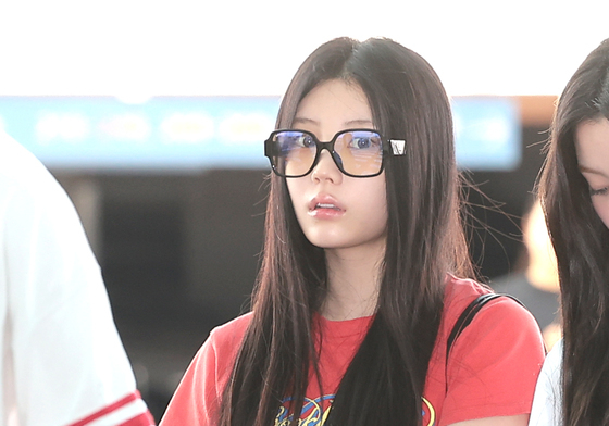 아일릿 원희, 출국