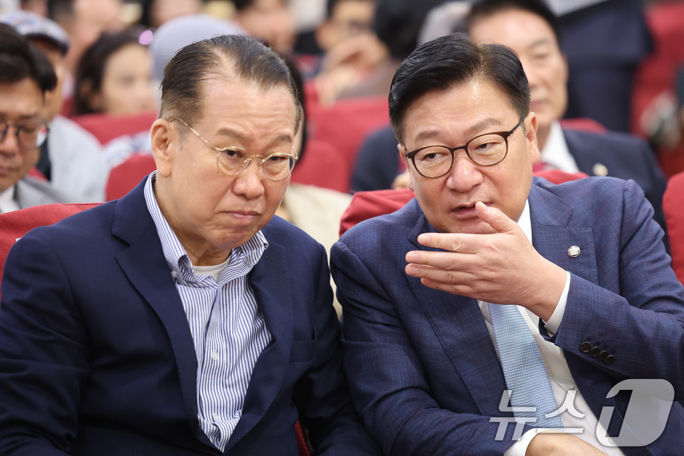 (서울=뉴스1) 황기선 기자 = 국민의힘 정점식 원내대표와 권영세 의원이 14일 오전 서울 여의도 국회 의원회관에서 열린 '부동산 세제개편안 긴급 진단 토론회'에서 대화를 나누고 …