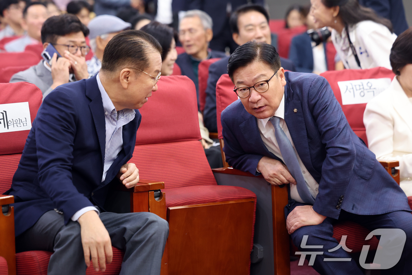 (서울=뉴스1) 황기선 기자 = 국민의힘 정점식 원내대표와 권영세 의원이 14일 오전 서울 여의도 국회 의원회관에서 열린 '부동산 세제개편안 긴급 진단 토론회'에서 대화를 나누고 …