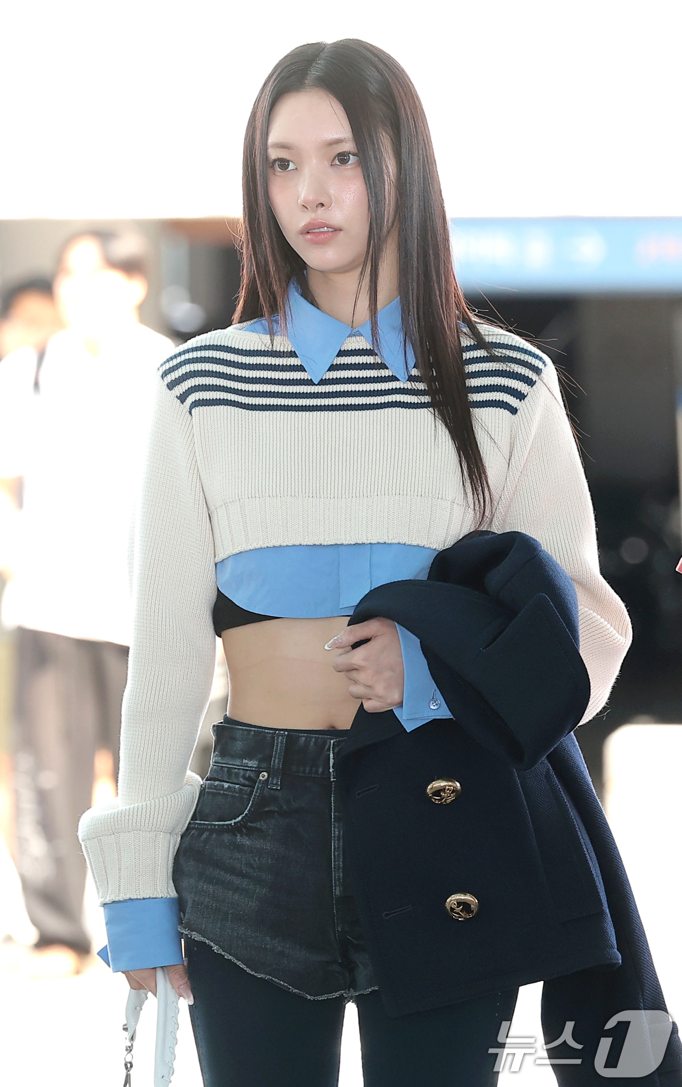 (인천공항=뉴스1) 권현진 기자 = 아일릿 윤아가 해외 일정을 위해 14일 인천국제공항 2터미널을 통해 미국으로 출국하고 있다. 2026.8.14/뉴스1