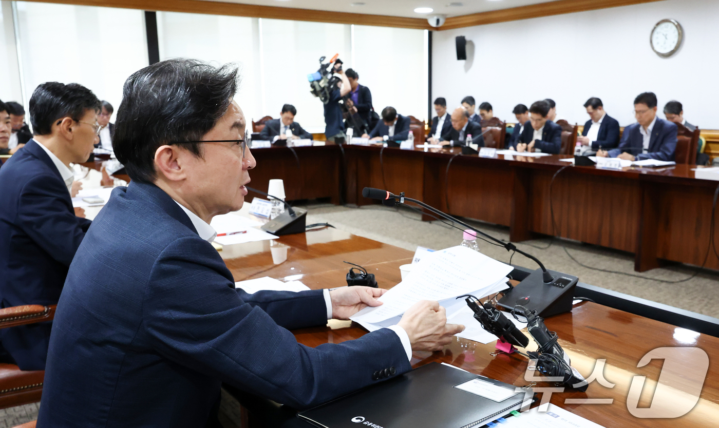 (서울=뉴스1) 최지환 기자 = 이억원 금융위원장이 14일 서울 중구 은행회관에서 열린 확대 가계부채 점검회의에서 발언하고 있다. 2026.8.14/뉴스1