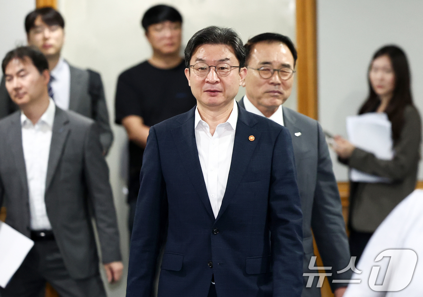 (서울=뉴스1) 최지환 기자 = 이억원 금융위원장이 14일 서울 중구 은행회관에서 열린 확대 가계부채 점검회의에 입장하고 있다. 2026.8.14/뉴스1