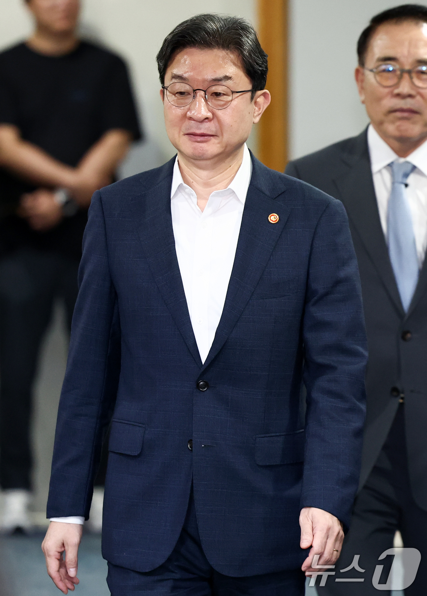 (서울=뉴스1) 최지환 기자 = 이억원 금융위원장이 14일 서울 중구 은행회관에서 열린 확대 가계부채 점검회의에 입장하고 있다. 2026.8.14/뉴스1