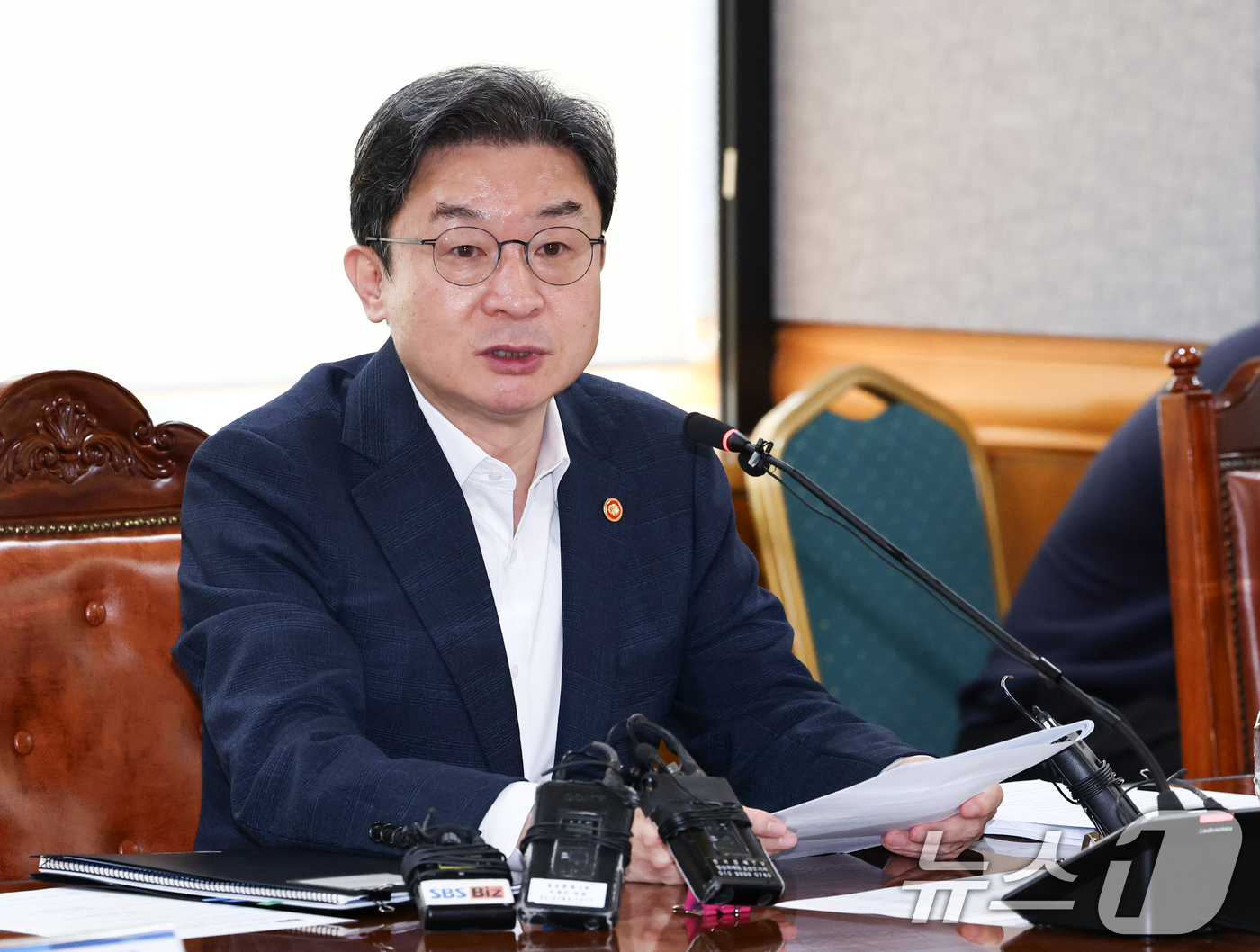 (서울=뉴스1) 최지환 기자 = 이억원 금융위원장이 14일 서울 중구 은행회관에서 열린 확대 가계부채 점검회의에서 발언하고 있다. 2026.8.14/뉴스1