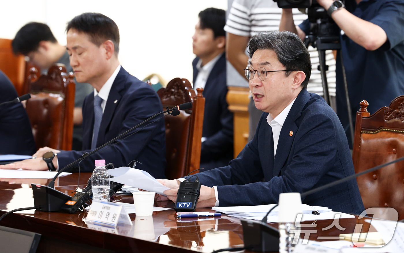 (서울=뉴스1) 최지환 기자 = 이억원 금융위원장이 14일 서울 중구 은행회관에서 열린 확대 가계부채 점검회의에서 발언하고 있다. 2026.8.14/뉴스1