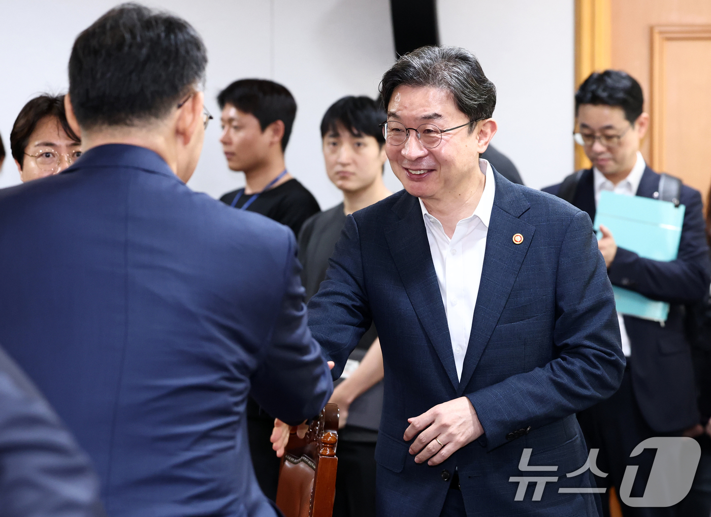 (서울=뉴스1) 최지환 기자 = 이억원 금융위원장이 14일 서울 중구 은행회관에서 열린 확대 가계부채 점검회의에서 참석자들과 인사하고 있다. 2026.8.14/뉴스1