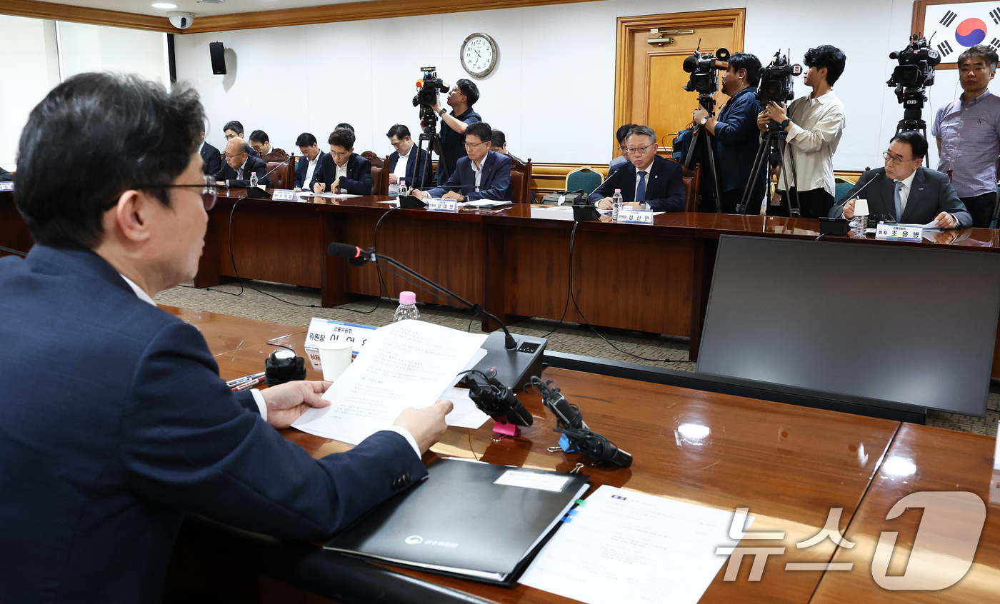(서울=뉴스1) 최지환 기자 = 14일 서울 중구 은행회관에서 열린 확대 가계부채 점검회의에서 조용병 은행연합회장(오른쪽 부터), 정진완 우리은행장, 강태영 농협은행장을 비롯한 참 …