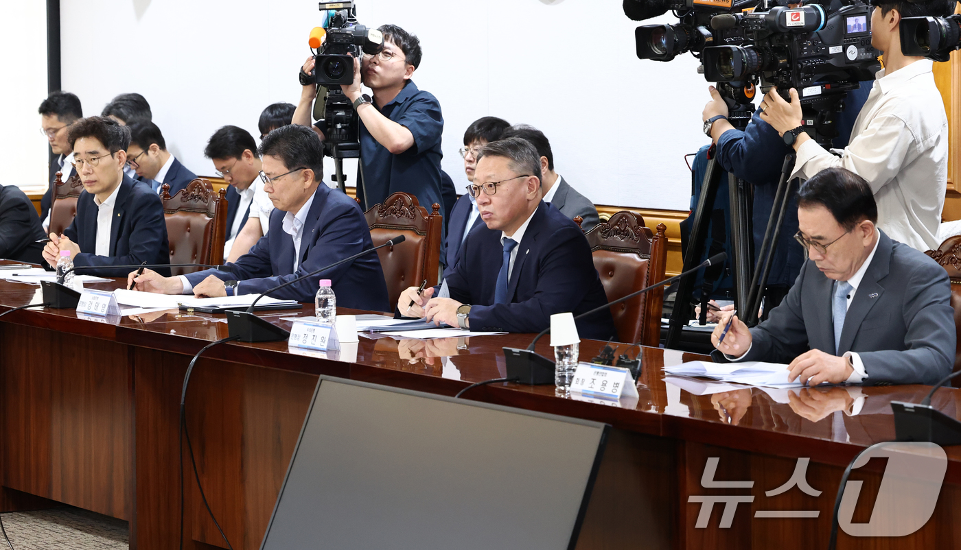 (서울=뉴스1) 최지환 기자 = 14일 서울 중구 은행회관에서 열린 확대 가계부채 점검회의에서 조용병 은행연합회장(오른쪽 부터), 정진완 우리은행장, 강태영 농협은행장을 비롯한 참 …