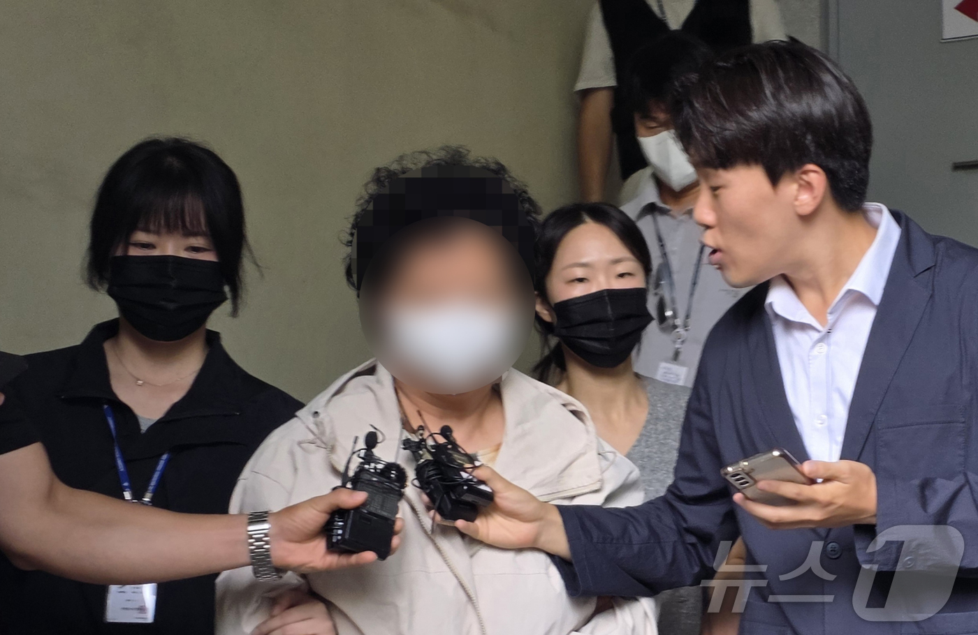 (천안=뉴스1) 이시우 기자 = 11세 아동을 학대해 숨지게 한 혐의(아동학대치사)를 받고 있는 천안의 한 교회 목사 A 씨(62·여)가 14일 충청남도 천안시 동남구 천안동남경찰 …