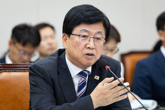 답변하는 최교진 교육부 장관