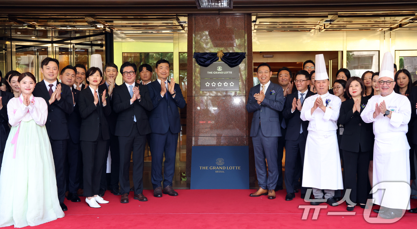 (서울=뉴스1) 김명섭 기자 = 정호석 롯데호텔앤리조트 대표이사 등 임직원들이 14일  서울 중구 소공동 더그랜드롯데 (구 롯데호텔 서울)에서 현판 제막식을 하고 있다.  2026 …