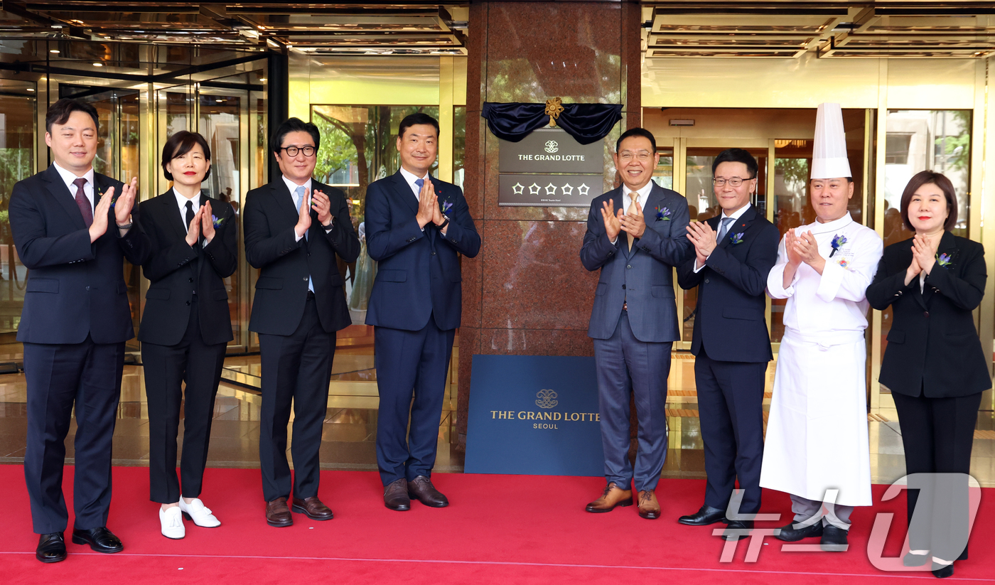 (서울=뉴스1) 김명섭 기자 = 정호석 롯데호텔앤리조트 대표이사 등 임직원들이 14일  서울 중구 소공동 더그랜드롯데 (구 롯데호텔 서울)에서 현판 제막식을 하고 있다. 2026. …