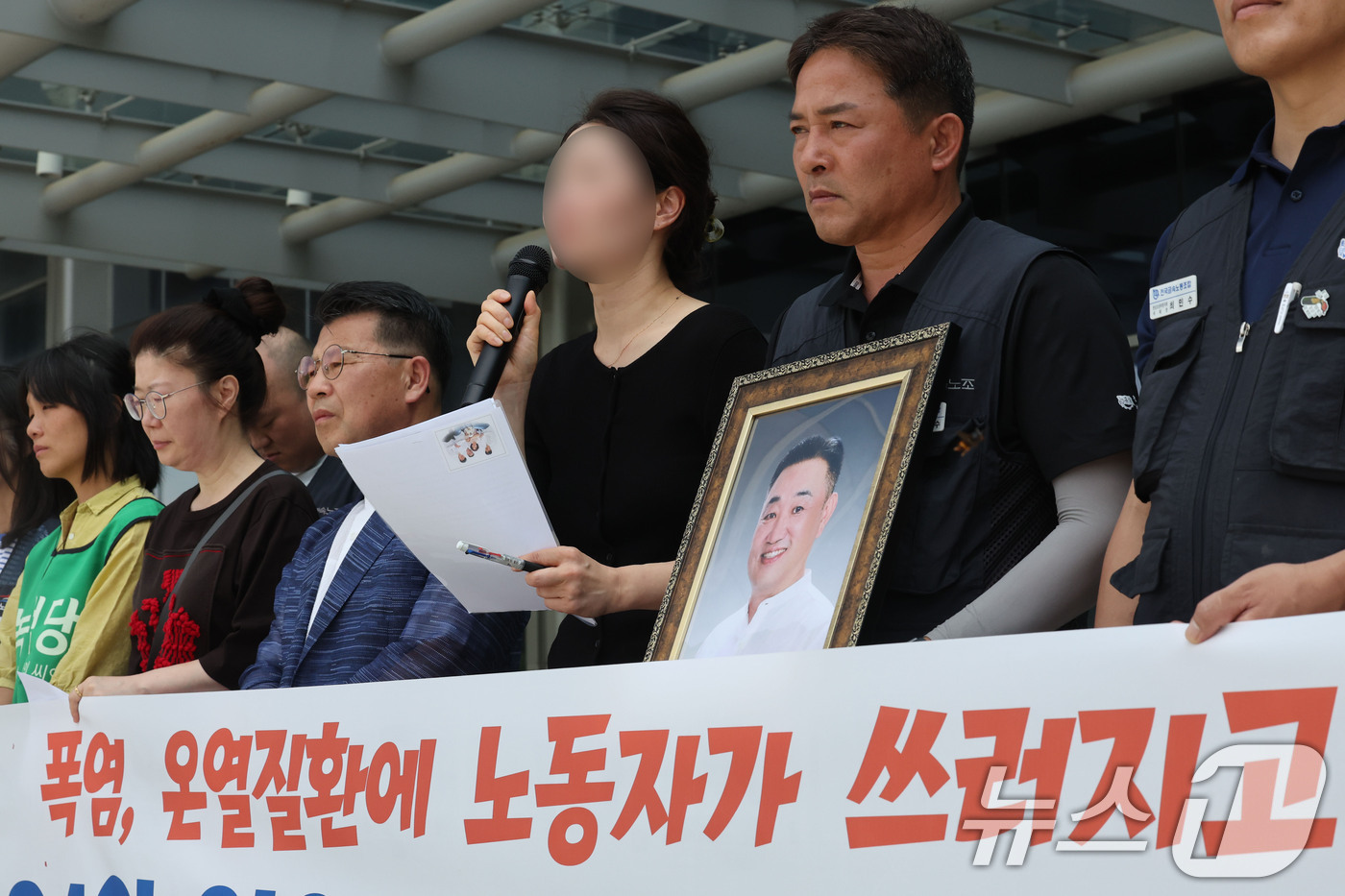 (해남=뉴스1) 박지현 기자 = 14일 오전 광주 북구 광주지방고용노동청 앞에서 대한조선 폭염 사망사고 재해 노동자의 유가족과 광주전남노동안전보건지킴이 관계자들이 철저한 진상 규명 …