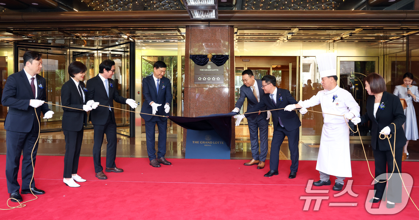 (서울=뉴스1) 김명섭 기자 = 정호석 롯데호텔앤리조트 대표이사 등 임직원들이 14일  서울 중구 소공동 더그랜드롯데 (구 롯데호텔 서울)에서 현판 제막식을 하고 있다. 2026. …