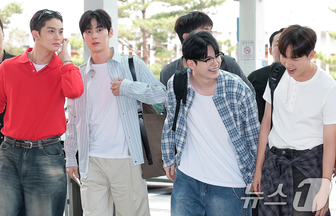 (인천공항=뉴스1) 권현진 기자 = 워너원 배진영(왼쪽부터)과 황민현, 옹성우, 김재환이 해외 일정을 위해 14일 인천국제공항 2터미널을 통해 미국으로 출국하고 있다. 2026.8 …