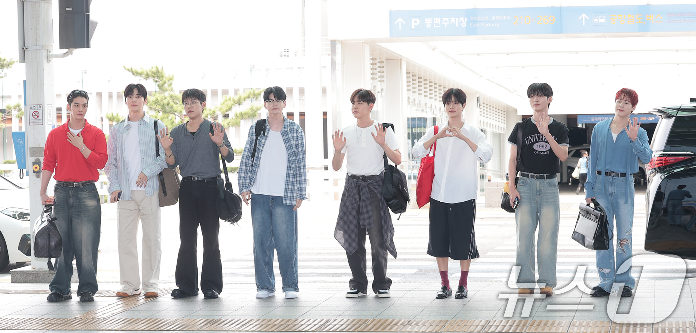 (인천공항=뉴스1) 권현진 기자 = 워너원 배진영(왼쪽부터)과 황민현, 박우진, 옹성우, 김재환, 이대휘, 윤지성, 하성운이 해외 일정을 위해 14일 인천국제공항 2터미널을 통해 …