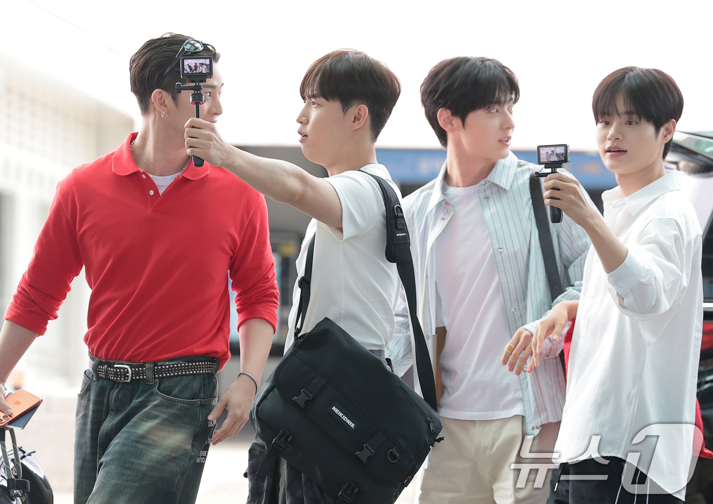 (인천공항=뉴스1) 권현진 기자 = 워너원 배진영(왼쪽부터)과 김재환, 황민현, 이대휘가 해외 일정을 위해 14일 인천국제공항 2터미널을 통해 미국으로 출국하고 있다. 2026.8 …