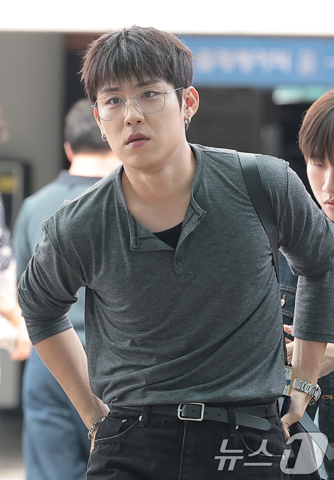 (인천공항=뉴스1) 권현진 기자 = 워너원 박우진이 해외 일정을 위해 14일 인천국제공항 2터미널을 통해 미국으로 출국하고 있다. 2026.8.14/뉴스1