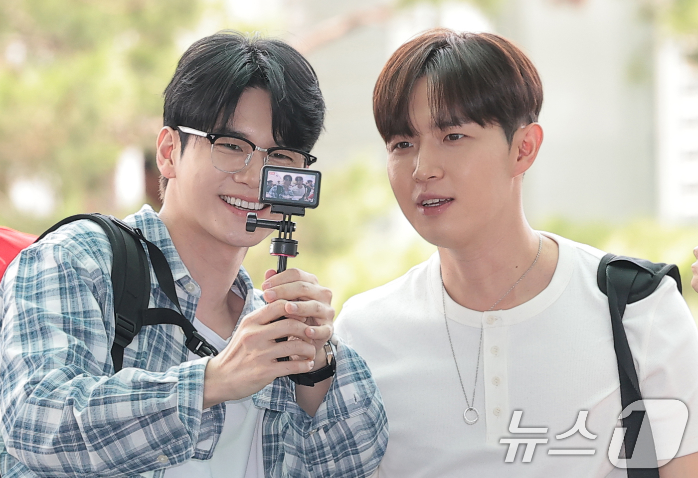 (인천공항=뉴스1) 권현진 기자 = 워너원 옹성우와 김재환(오른쪽)이 해외 일정을 위해 14일 인천국제공항 2터미널을 통해 미국으로 출국하며 직캠을 찍고 있다. 2026.8.14/ …