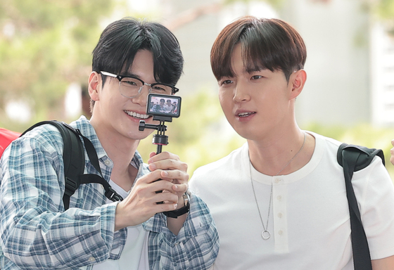 옹성우·김재환, 밝은 미소