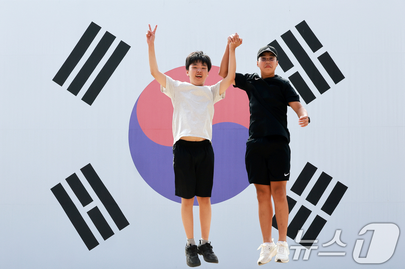 (서울=뉴스1) 이호윤 기자 = 제81주년 광복절을 하루 앞둔 14일 서울 서대문구 서대문형무소역사관 대형 태극기 앞에서 학생들이 기념촬영을 하고 있다. 2026.8.14/뉴스1