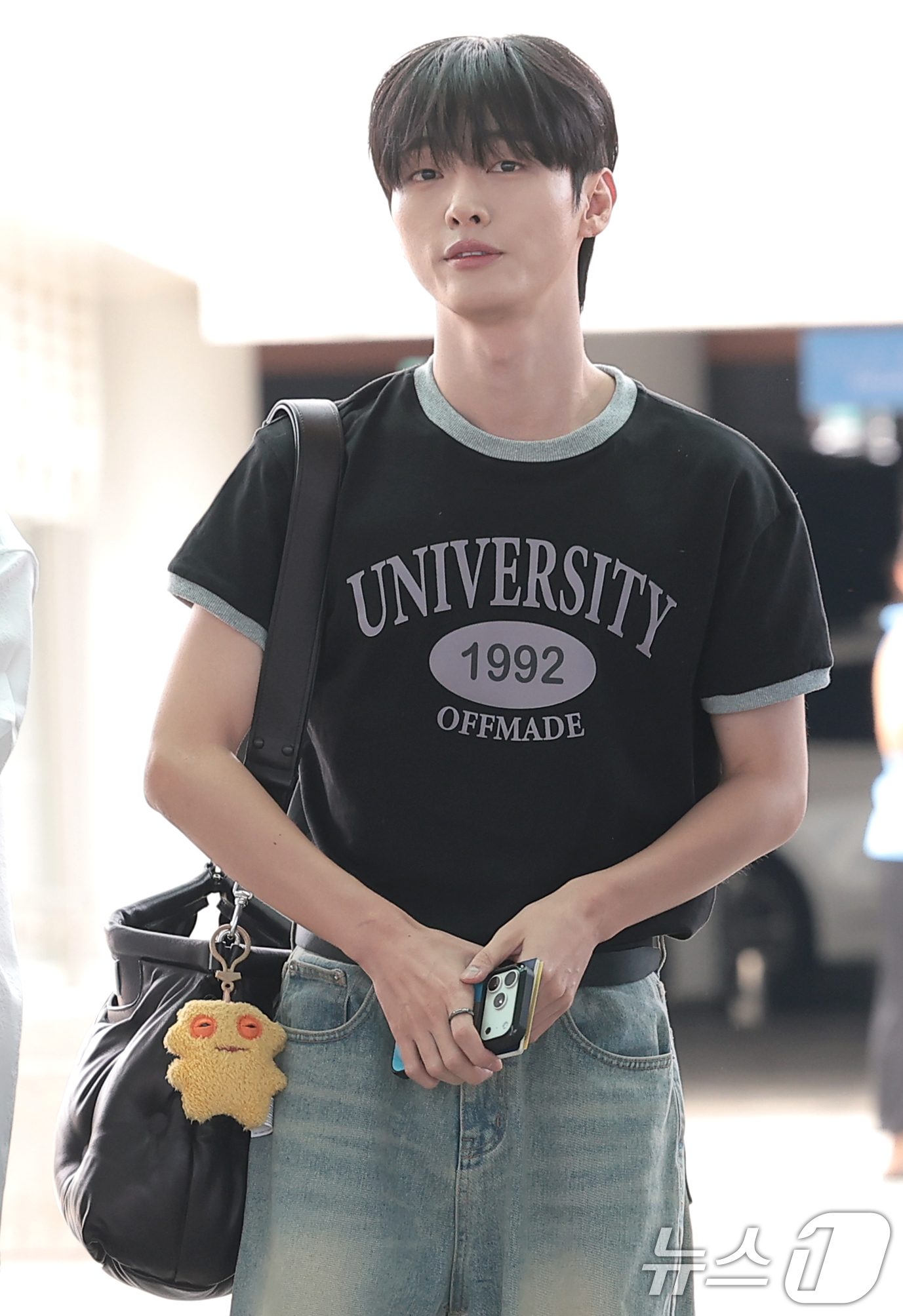 (인천공항=뉴스1) 권현진 기자 = 워너원 윤지성이 해외 일정을 위해 14일 인천국제공항 2터미널을 통해 미국으로 출국하고 있다. 2026.8.14/뉴스1
