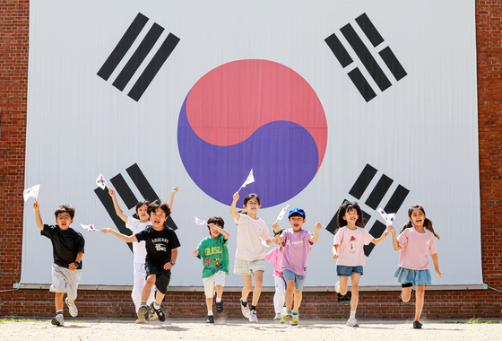 '직접 만든 태극기 들고'