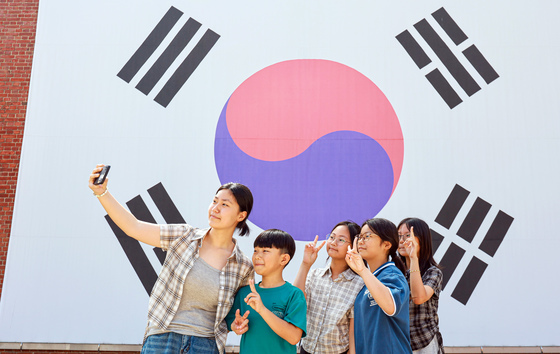 태극기 앞에서 '찰칵'